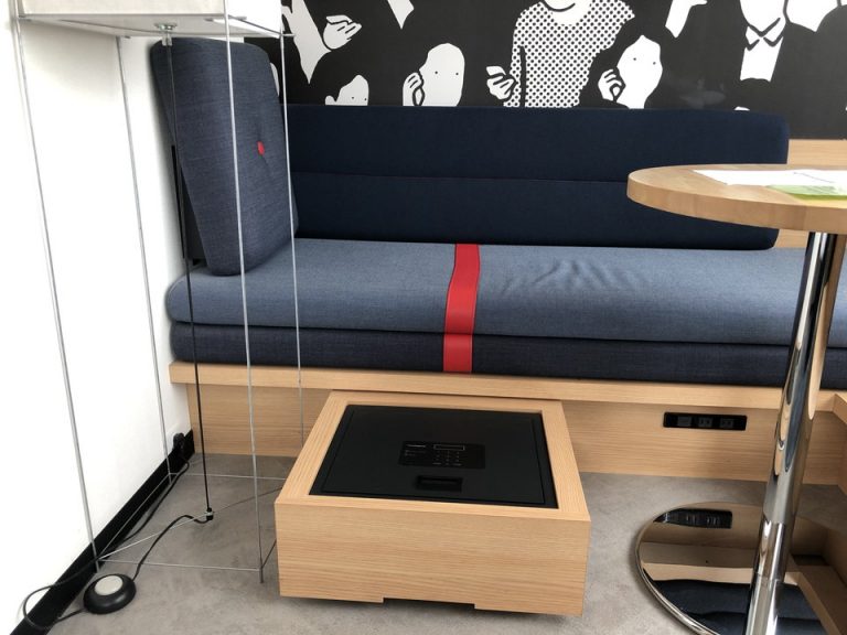 ソファの下にセーフティボックス