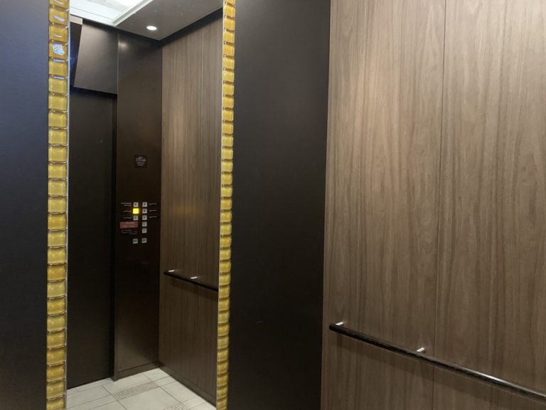 エレベーター内観2