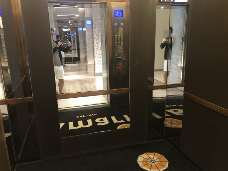 エレベーター内観2