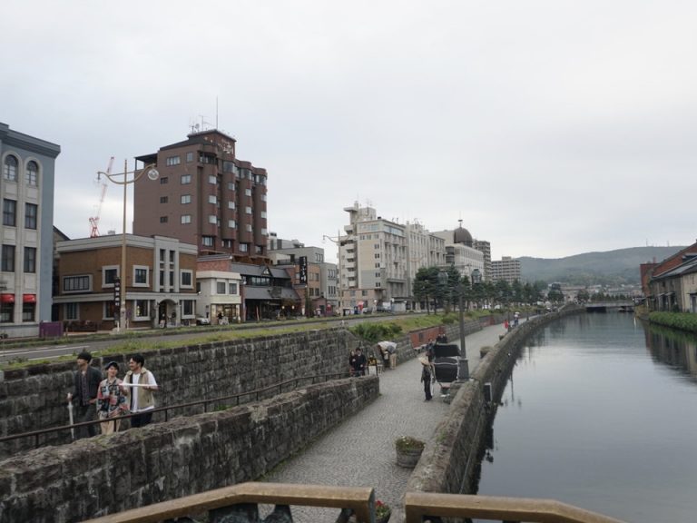 運河から宿が見える