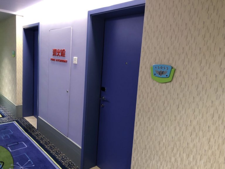 客室外観入口ドア(右から)_02