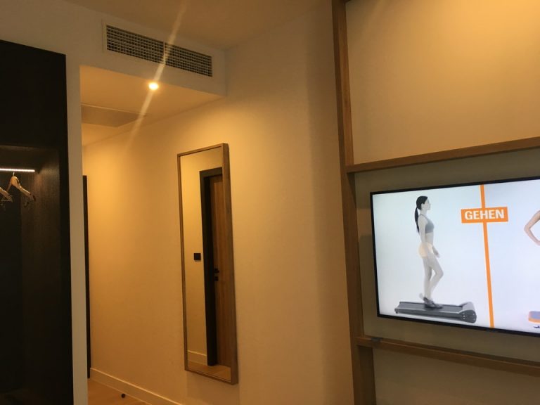 客室から入口方面