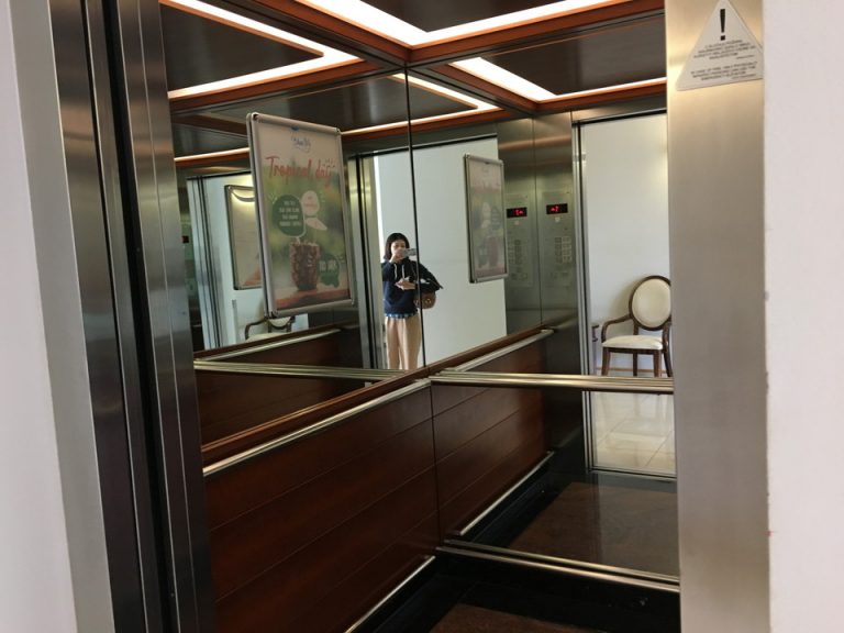 エレベーター内部