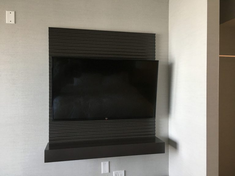 ベッド方面からTV(2階)