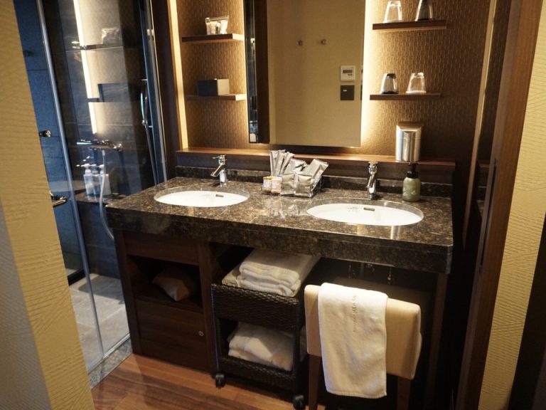 洗面スペースの下にはタオルが