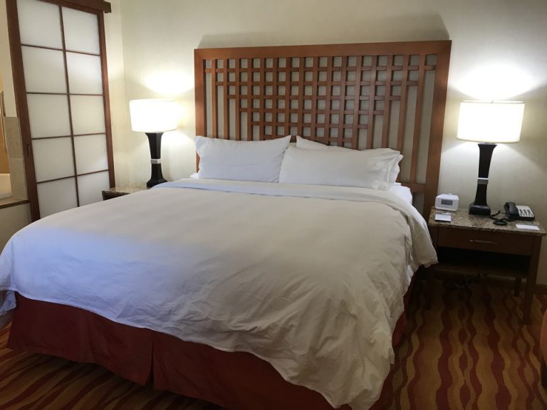 もともとはきれいにシーツもせずセッティングされていました。ベッド