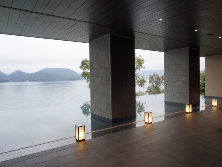 エントランスからも洞爺湖一望