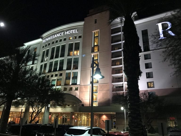 夜のホテル外観