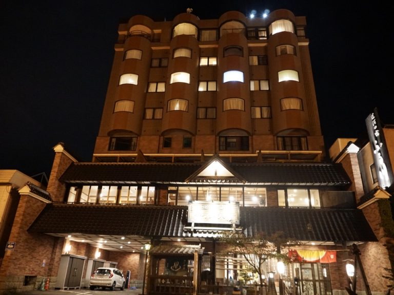 夜のホテル外観
