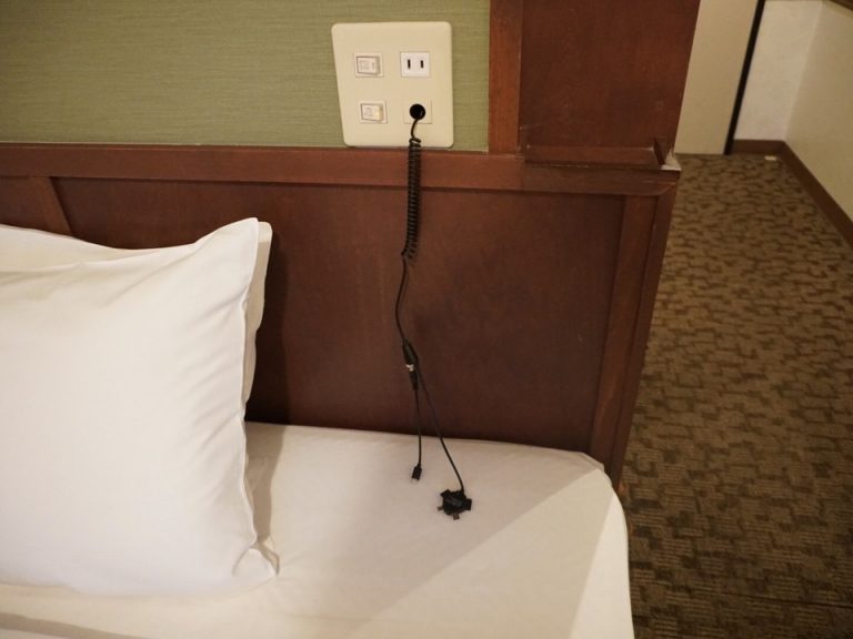 ベッド横には各種対応充電器