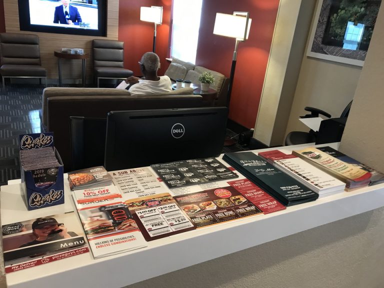 フロントには近隣レストランのチラシやクーポンがありました