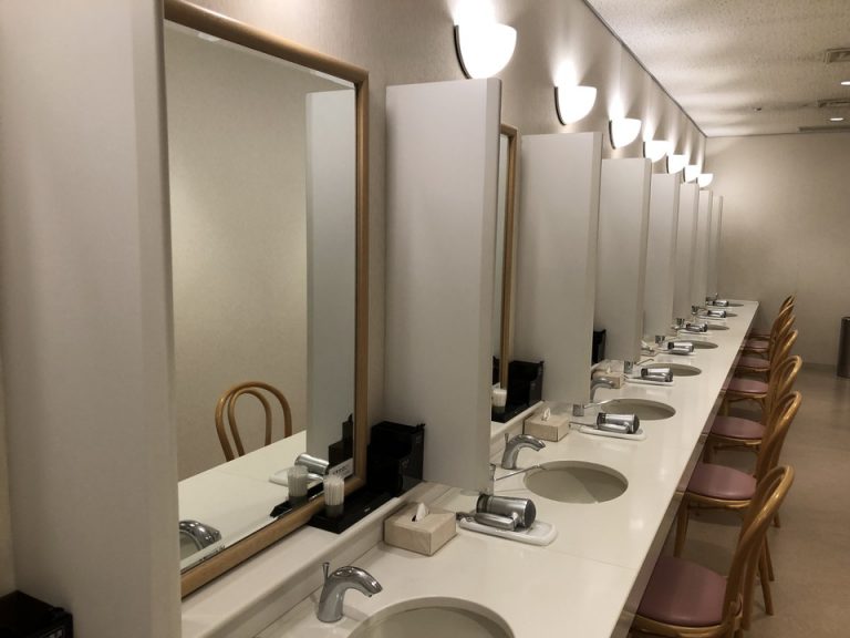 女子更衣室 心地よいクラッシックの曲が流れています