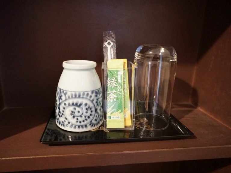 部屋の中のお茶セット
