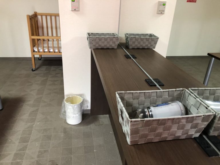 屋外シャワーから更衣室(女性)内観(2)