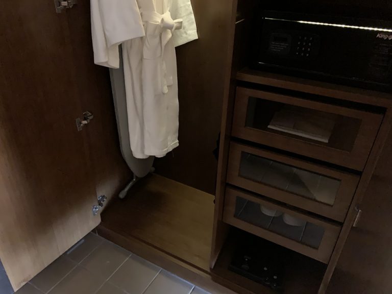 クローゼット外観(開けた状態)