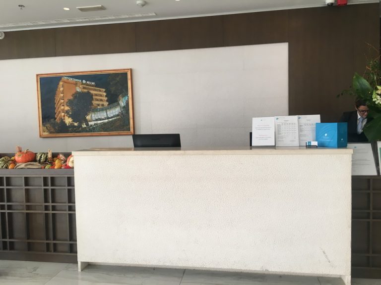 フロントデスク