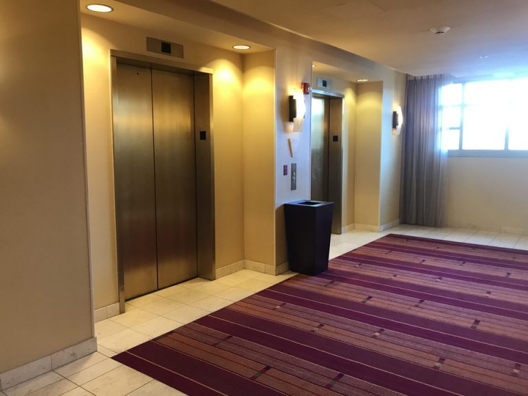 2階エレベーター付近