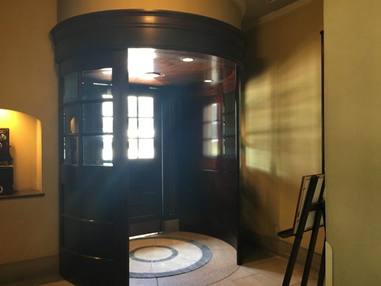 エントランス内観