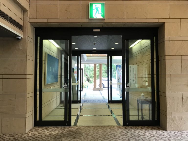 エントランス内観