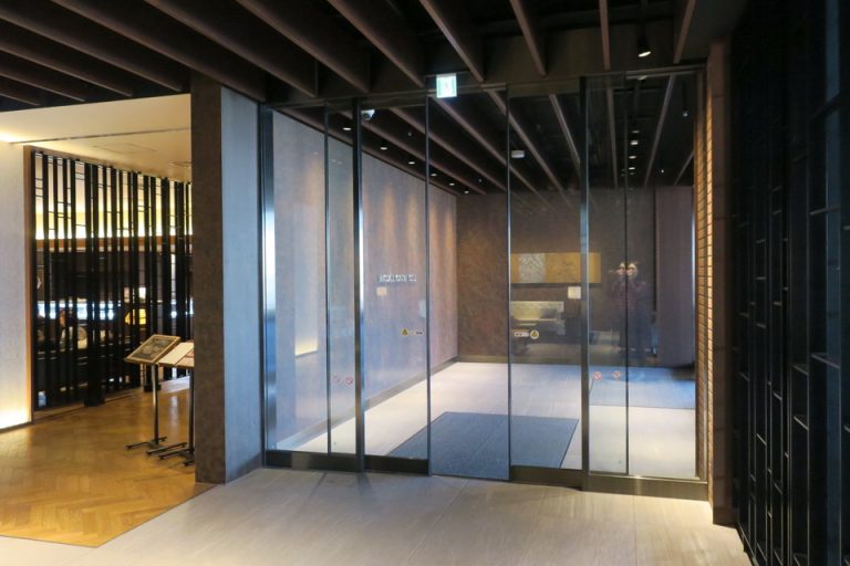 エントランス内観