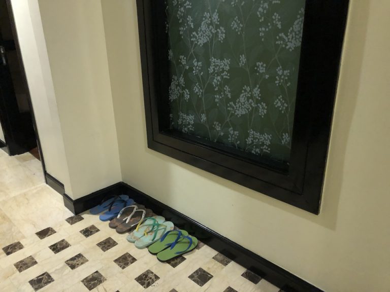 入口からの正面 スリッパ