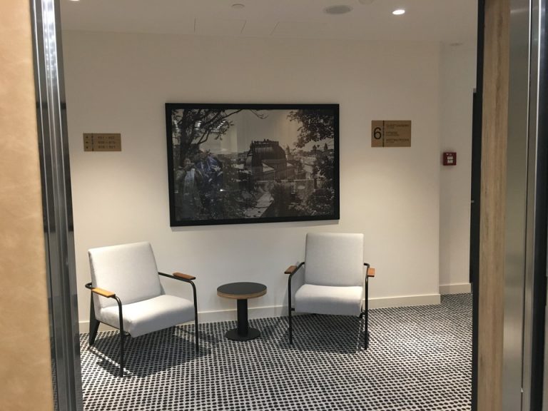 エレベーター中からエレベーターホール