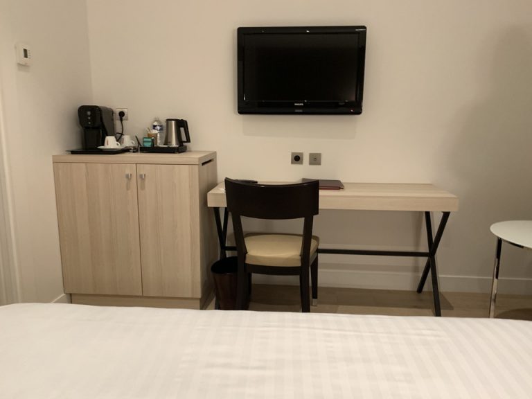 テレビ、デスク