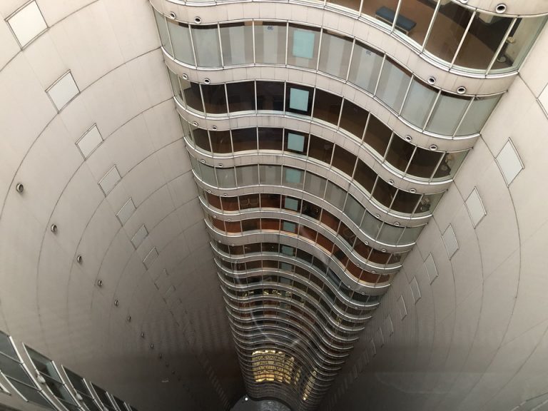 客室階39階のエレベーターホールから眼下