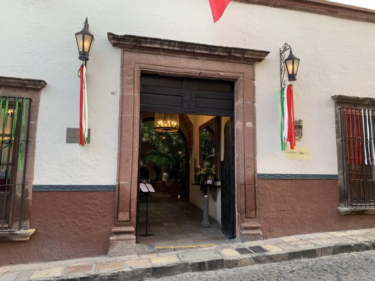 ホテルロビー前