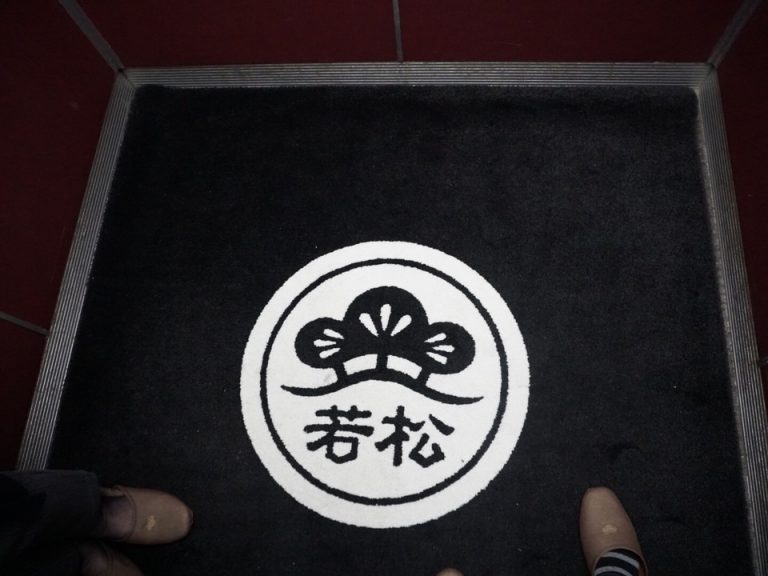 エレベーターの床マットにも宿の紋章が