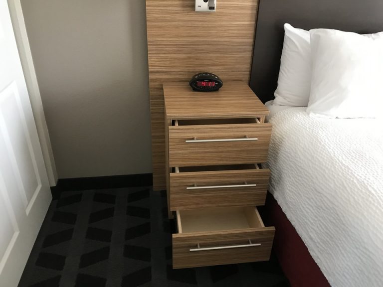 ベッドサイドには沢山の引き出し付き