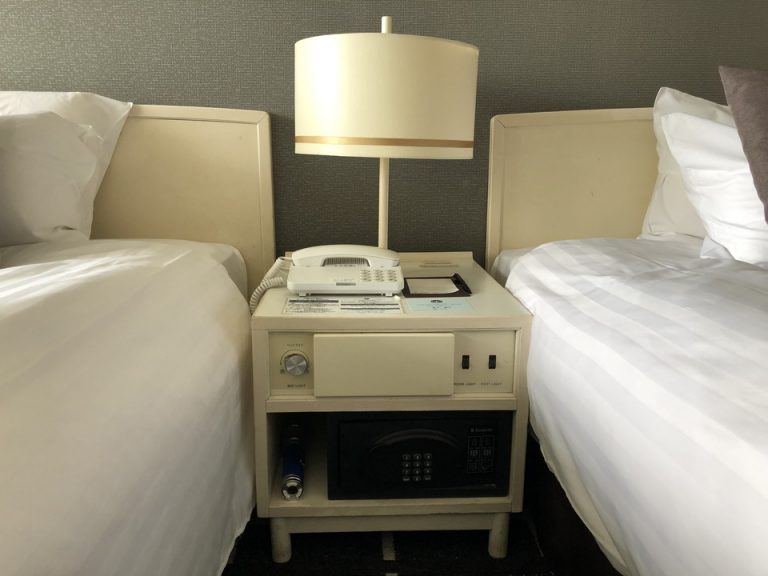 ベッドサイド テーブル(1)