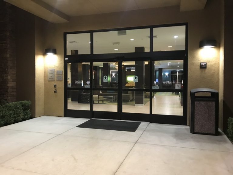 エントランス夜間は鍵で入るタイプです