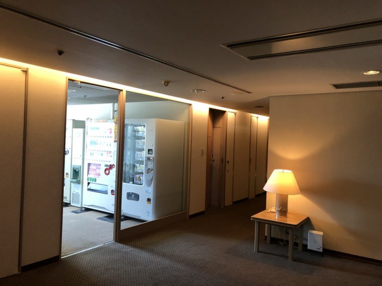 本館5階 自販機とコインランドリー入り口