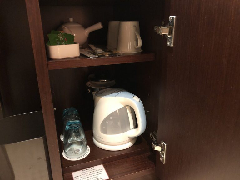 デスク下の戸棚