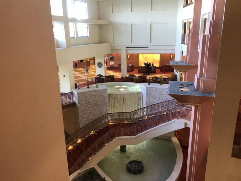 トレビの泉をイメージしました 奥の黄色い部分が1階フロントでその下に下がるほど泉が広がりその上が吹き抜けです。