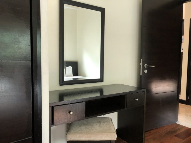 ゲストルームの鏡台