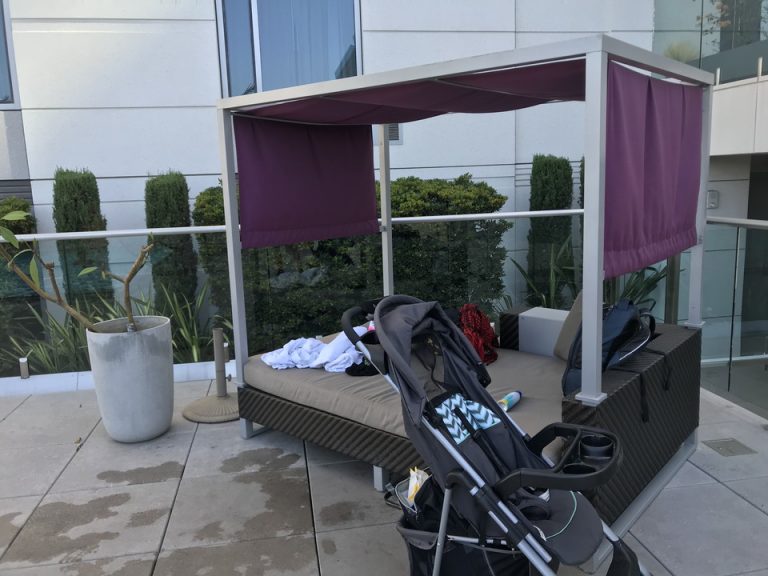 プールサイドにはこのようなベッドチェアもありました