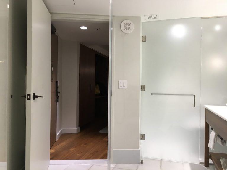 洗面台側から見た客室へのドア