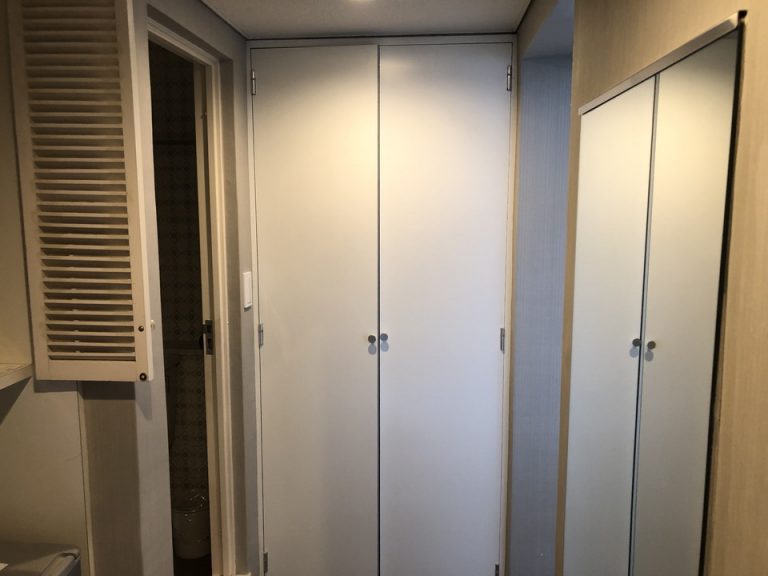 ドア開けて正面にクローゼット