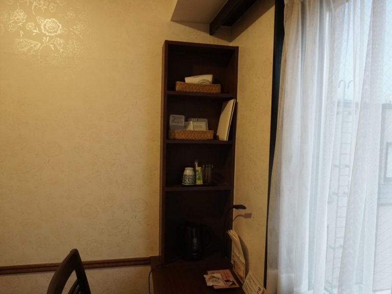 デスク横に小さな棚がありその中に各種アメニティも