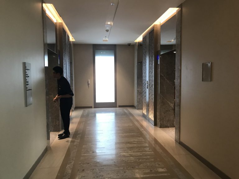エレベーターホールフロント階