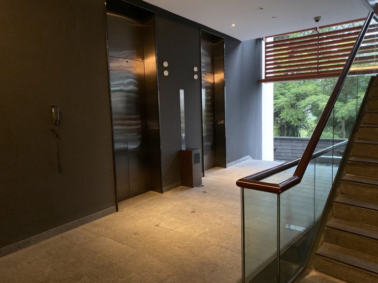 エレベーターホールフロント階