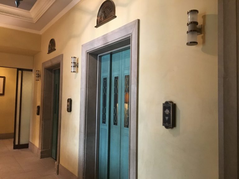 エレベーターホールフロント階