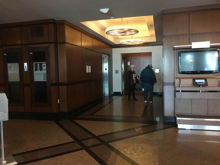 エレベーターホールフロント階