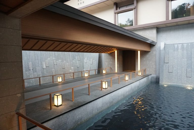 ロビーに続く道