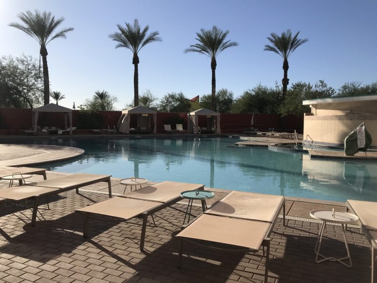 暑すぎて誰も利用したくないゴージャスプール。