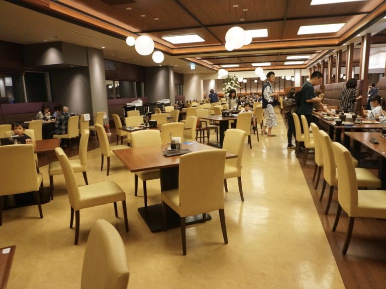 夕食会場「しんりんダイニング」