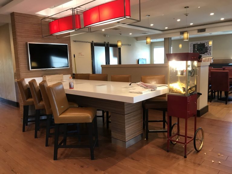 ロビーに金曜日はポップコーンがサービスされていました。フロント一体が映画館の匂いに包まれていて笑えました。