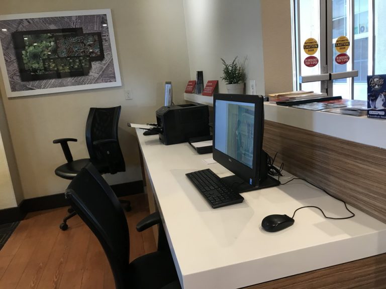 オフィススペースはフロント前にありました